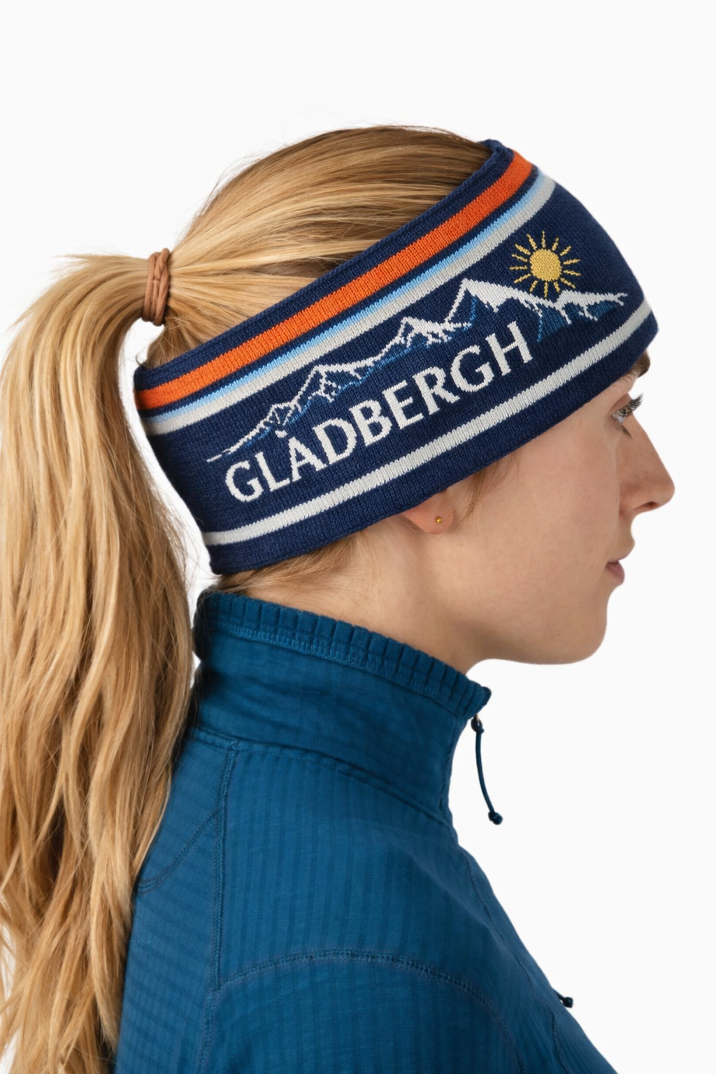 Donkerblauwe Glädbergh hoofdband met bergmotief en kleurrijke strepen, gedragen door een model